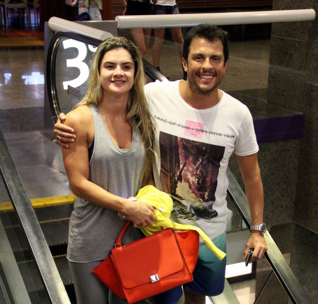 Mirella e Ceará em jantar romântico em shopping na Barra da Tijuca, RJ (Foto: Marcos Pavão / Agnews)