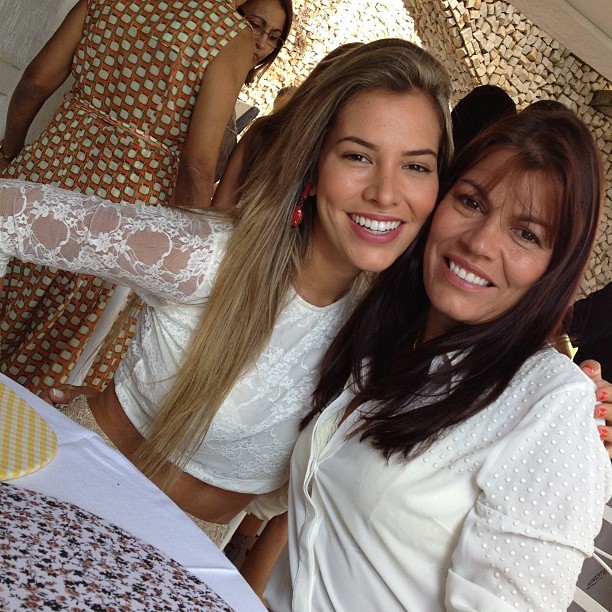 Ex-BBB Adriana com a mãe (Foto: Instagram)