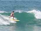 De biquíni, Dani Suzuki surfa em praia no Rio