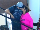 Preta Gil e Rodrigo Godoy trocam beijo apaixonado em aeroporto