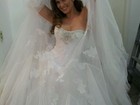 Lívia Andrade posa vestida de noiva para capa de revista