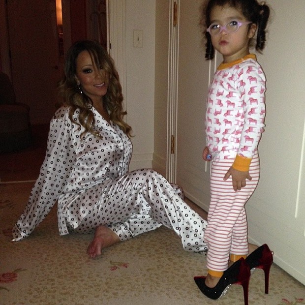 Mariah Carey se diverte vendo a filha com seus sapatos de salto alto (Foto: Instagram)