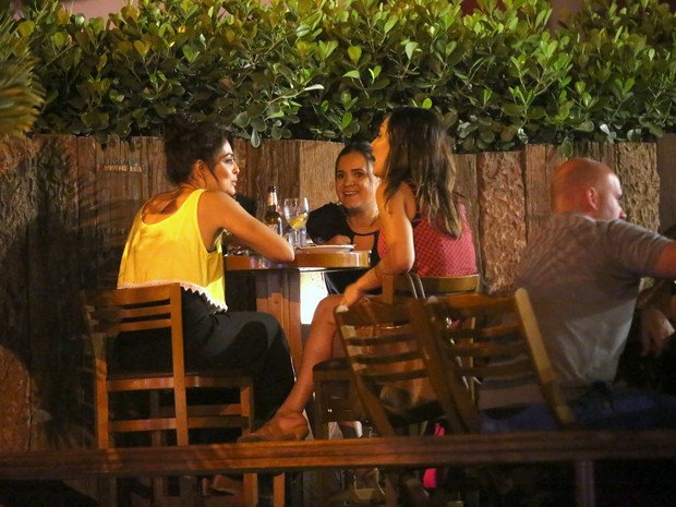 Juliana Paes com amigas em bar na Zona Oeste do Rio (Foto: Gabriel Rangel/ Ag. News)