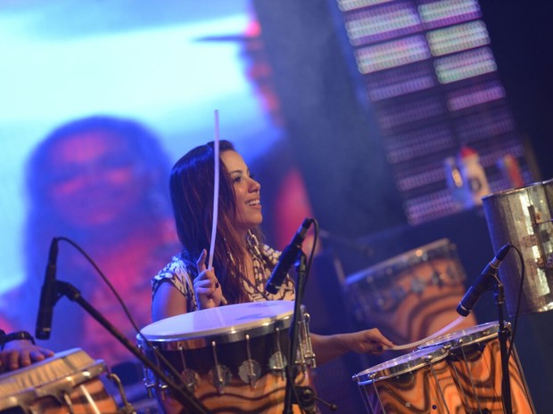 Anitta toca percussão em show em Salvador, na Bahia (Foto: Eder Mota/ Divulgação)