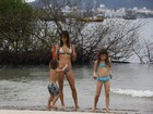 Alessandra Ambrósio aproveita dia de praia com os filhos em Floripa