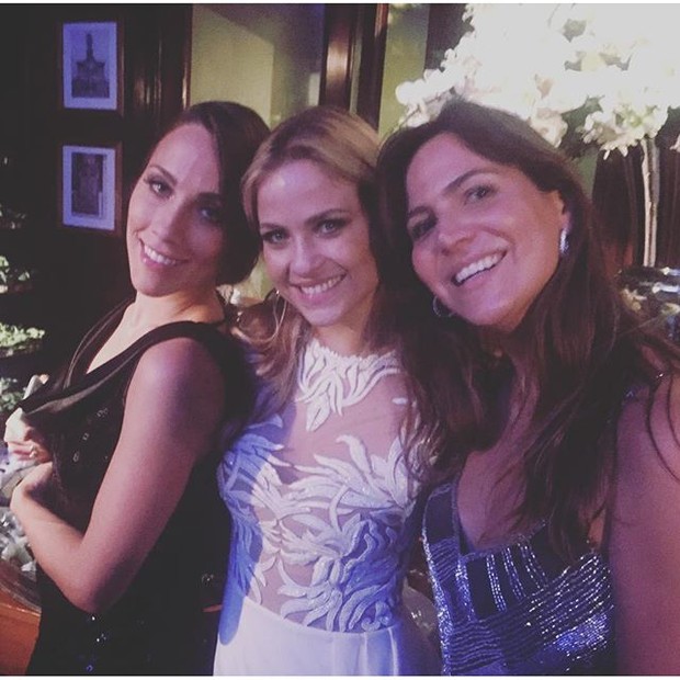 Luiza Valdetaro com amigas em sua festa de casamento na Zona Sul do Rio (Foto: Instagram/ Reprodução)