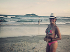Helô Pinheiro posa de biquíni em praia e mostra corpo em forma aos 71 anos
