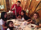 Anitta se joga no churrasco:
'Jantando em família'