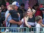 Gwen Stefani se diverte em parque com Blake Shelton e os filhos