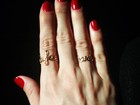 Claudia Leitte usa anéis com nomes dos filhos