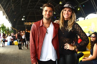 Giovanna Ewbank e Bruno Gagliasso no Lollapalooza (Foto: Iwi Onodera / EGO)
