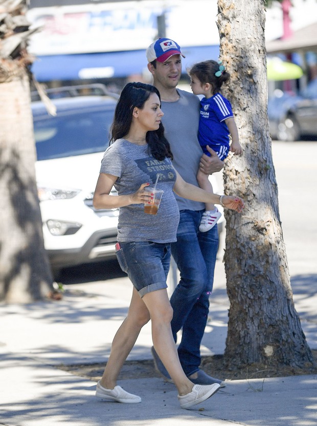 Ashton Kutcher e Mila Kunis com a filha, Wyatt Isabelle, em Los Angeles, nos Estados Unidos (Foto: Grosby Group/ Agência)