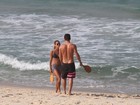 Fernanda de Freitas namora e exibe boa forma em dia de praia no Rio