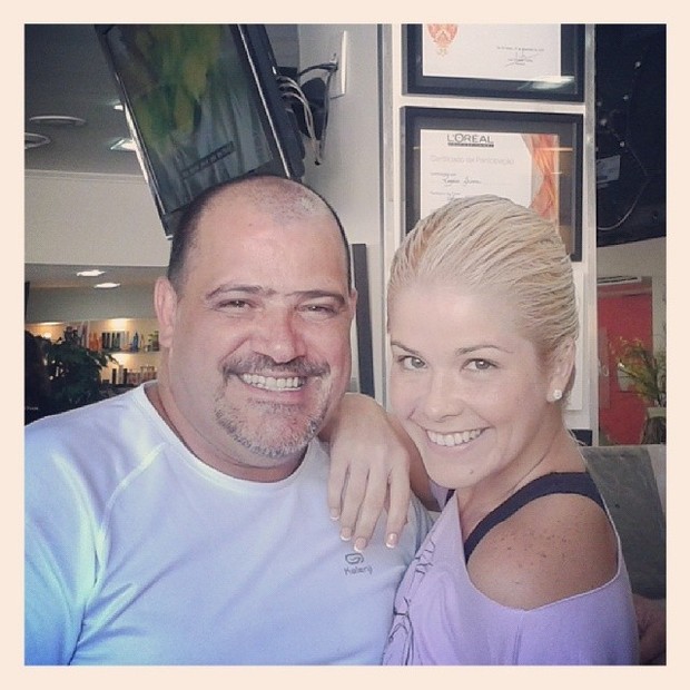 Samara Felippo com o hair stylist Rogério Lima (Foto: Instagram/ Reprodução)