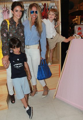 Carol Celico e Adriane Galisteu com os filhos (Foto: Celso Tavares / EGO)