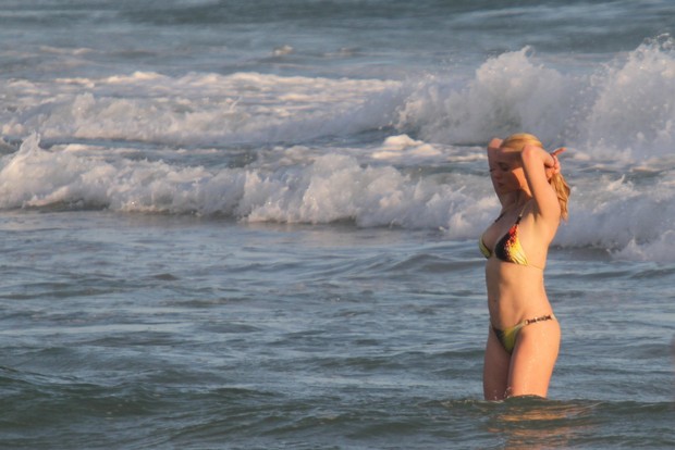 Letícia Spiller na praia (Foto: Wallace Barboa/AgNews)