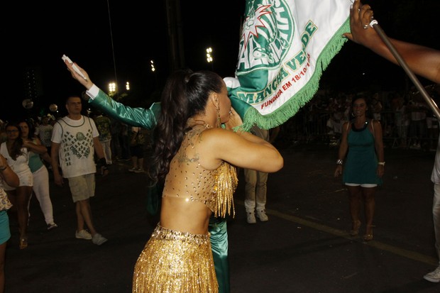 Viviane Araújo beija a bandeira da Mancha Verde (Foto: Celso Tavares/EGO)