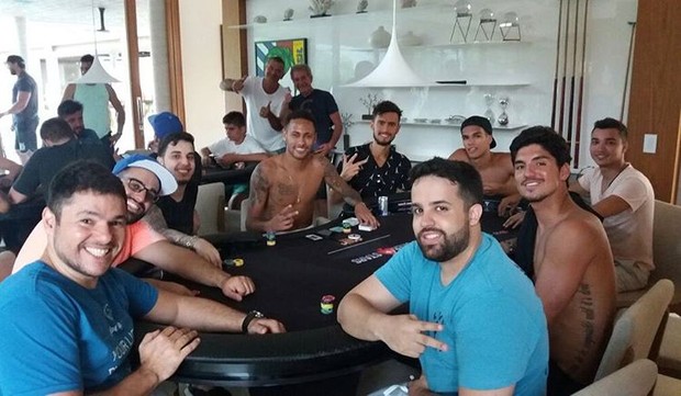 Neymar com amigos em dia de jogos (Foto: Reprodução / Twitter)