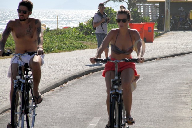 Juliana Didone e namorado andando de bicicleta  (Foto: Johnson Parraguez / FotoRioNews)