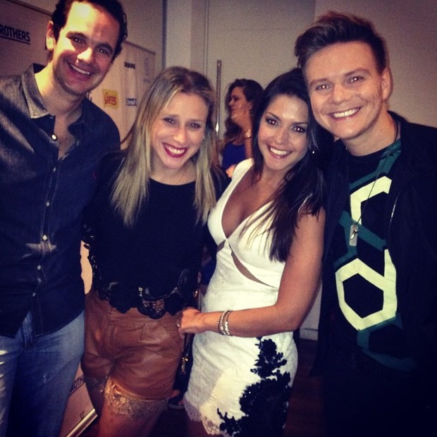 Estilista Lethicia Bronstein com Thais Fersoza e Michel Teló em bastidores de show em São Paulo (Foto: Instagram/ Reprodução)