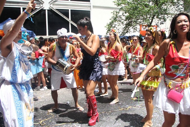 Mari Silvestre na Bateria de um Bloco de Rua no Leblon, RJ (Foto: Rodrigo dos Anjos / AgNews)