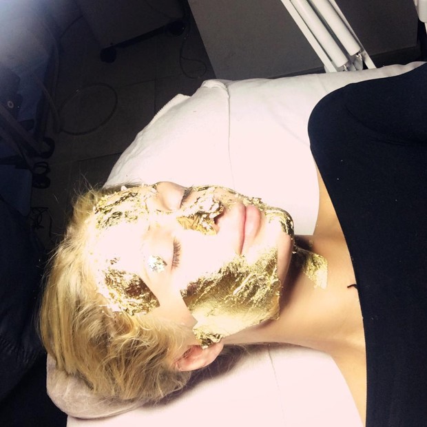Paris Hilton faz máscara de ouro (Foto: Reprodução/Instagram)