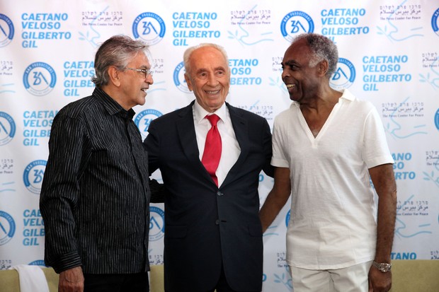 Caetano Veloso e Gilberto Gil encontram Shimon Peres (Foto: GIDEON MARKOWICZ / AFP)