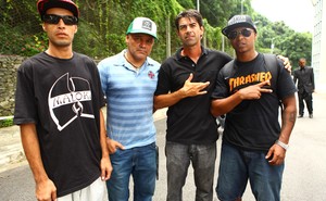 Alexandre Cavalcant,e Marco Aurelio, Jeff Mansur Jr e Denis Buiu - amigos do skate (Foto: Iwi Onodera/EGO)