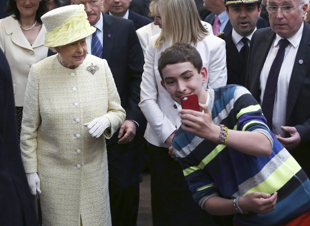 Menino tenta tirar selfie com a rainha Elizabeth II (Foto: REUTERS/Peter Macdiarmid/Pool )
