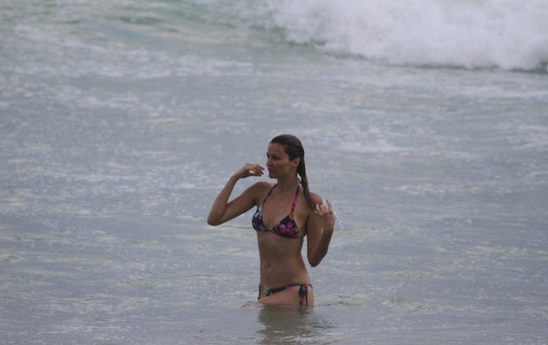 Ellen Jabour na praia da Barra (Foto: Dilson Silva / AgNews)