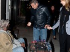 George Clooney dá esmola a sem-teto após jantar em Nova York