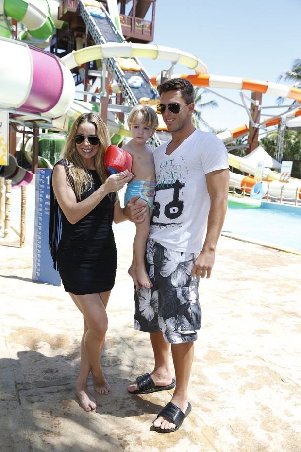 Dani Winits, Amaury e filho no Beach Park em Fortaleza (Foto: Felipe Panfili, Leo Marinho e Alex Palarea/AgNews)