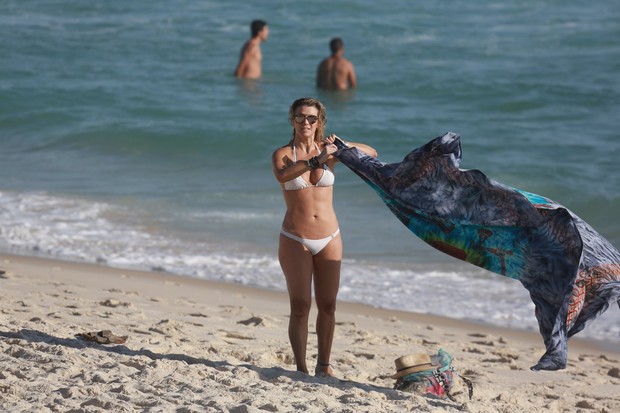 Christine Fernandes na praia  (Foto: AgNews/Dilson Silva)