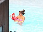 Coleen, mulher do jogador Rooney, curte piscina com o filho no Rio