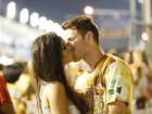 Carol Nakamura namora muito em dia de samba no Rio