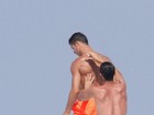 Passeio animado: Cristiano Ronaldo se diverte com amigos íntimos em barco