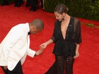 Beyoncé perde anel em tapete vermelho e Jay-Z acha