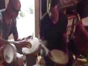 Kanye West tocando samba (Foto: Reprodução/ YouTube)