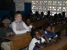 Acompanhada dos filhos, Madonna visita escola no Malauí