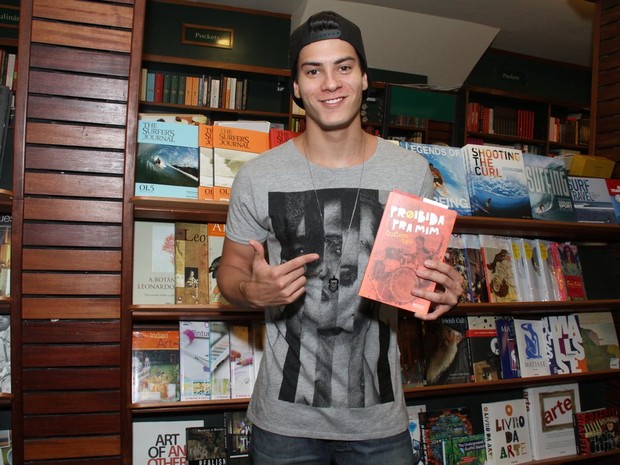 Arthur Aguiar em lançamento de livro na Zona Sul do Rio (Foto: Thyago Andrade/ Foto Rio News)