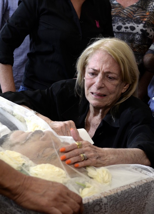 Anita chora sobre o caixão do marido, Luiz Carlos Miele (Foto: Roberto Teixeira / EGO)