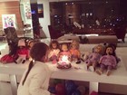 Rafinha Justus canta parabéns com as bonecas
