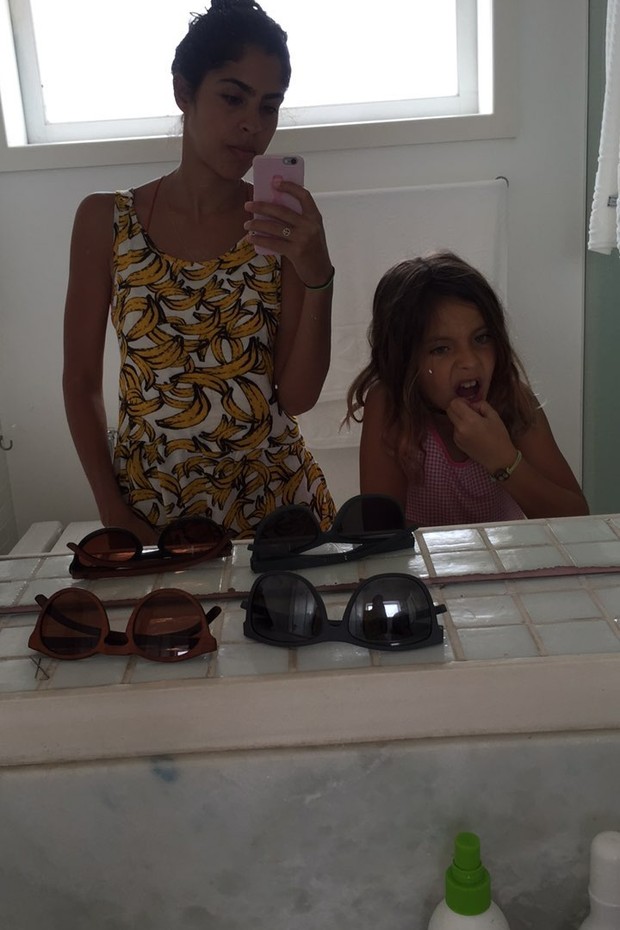 Filha de Bela Gil escova o dente com argila (Foto: Reprodução/Instagram)
