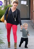 Look do dia: dupla de estilo, Hilary Duff e o filhote arrasam em passeio
