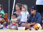 Charlie Sheen assiste a jogo de futebol com ex-mulher e filhas