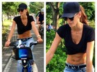 Izabel Goulart mostra barriga sequinha em passeio de bicicleta