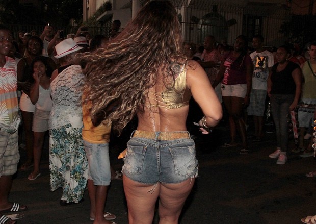 Viviane Araújo em ensaio de rua do Salgueiro na Zona Norte do Rio (Foto: Isac Luz/ EGO)