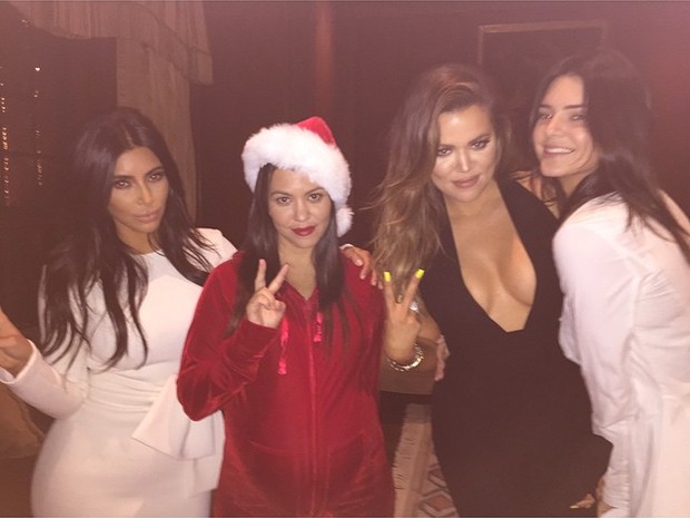 Kim Kardashian e Khloe Kardashian com amigas em festa (Foto: Instagram/ Reprodução)