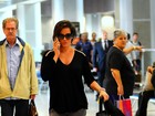 Grávida, Deborah Secco usa blusa soltinha ao embarcar em aeroporto