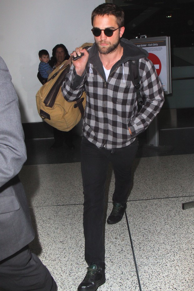 Robert Pattinson desembarca em Los Angeles de cara amarrada (Foto: X17)